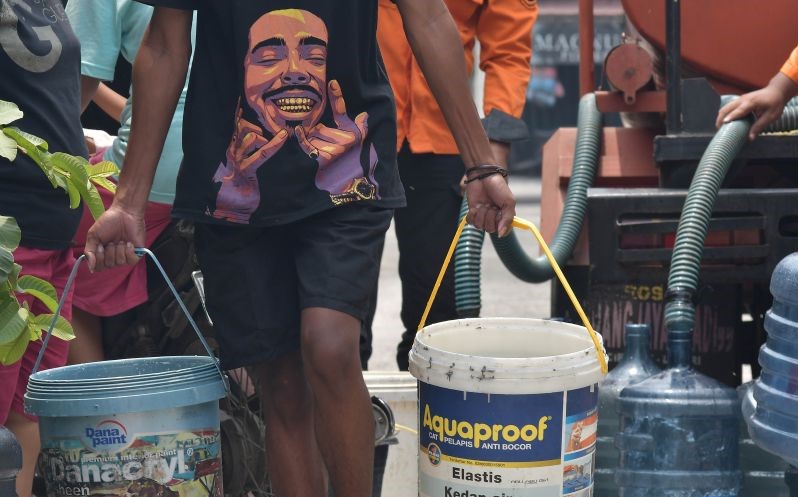 Arsip Foto - Warga mengambil bantuan air bersih dari truk tangki Badan Penanggulangan Bencana Daerah di Bekasi, Jawa Barat, Senin (18/9/2023). (foto:gemapos/ant)